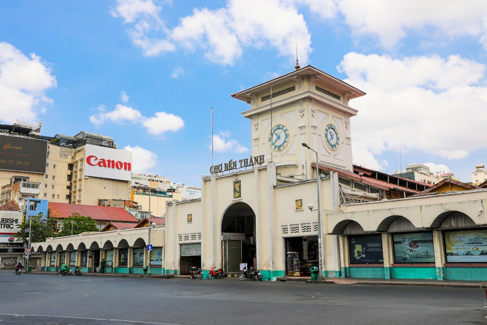 Ben Thanh Market is a symbol of Ho Chi Minh City, located in the most crowded and convenient area